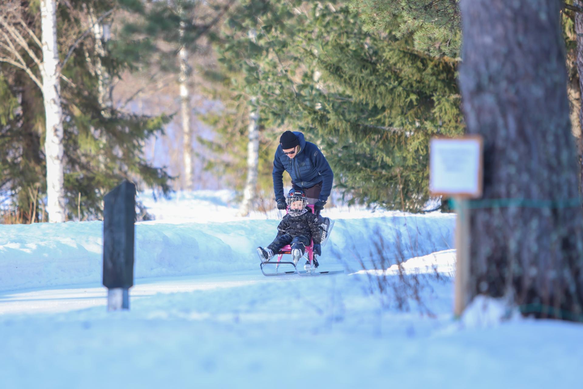 Iin ympäristötaidepuiston luistelurata talvella.