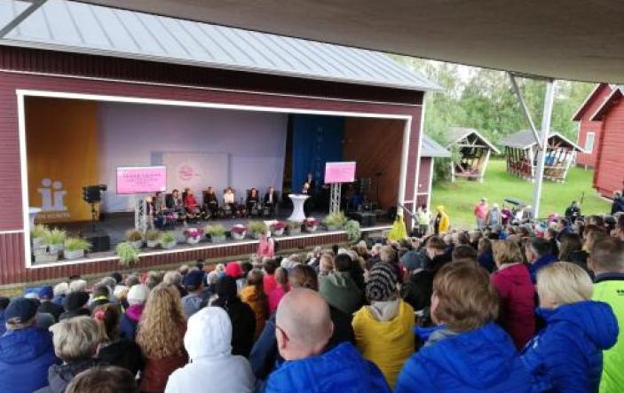 Yleisöä Huilingin lavalla.